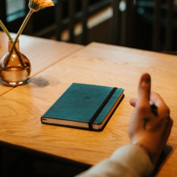 Sort Moleskine notatbok preget