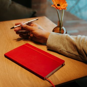 Rød Moleskine notatbok preget